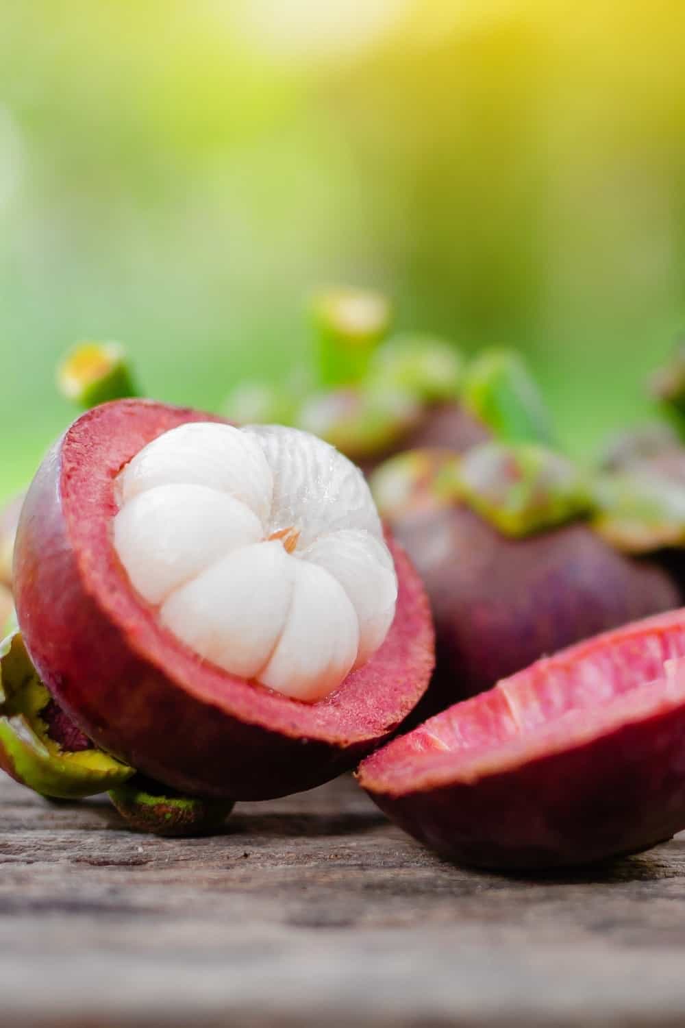 Mangostan in Scheiben geschnitten