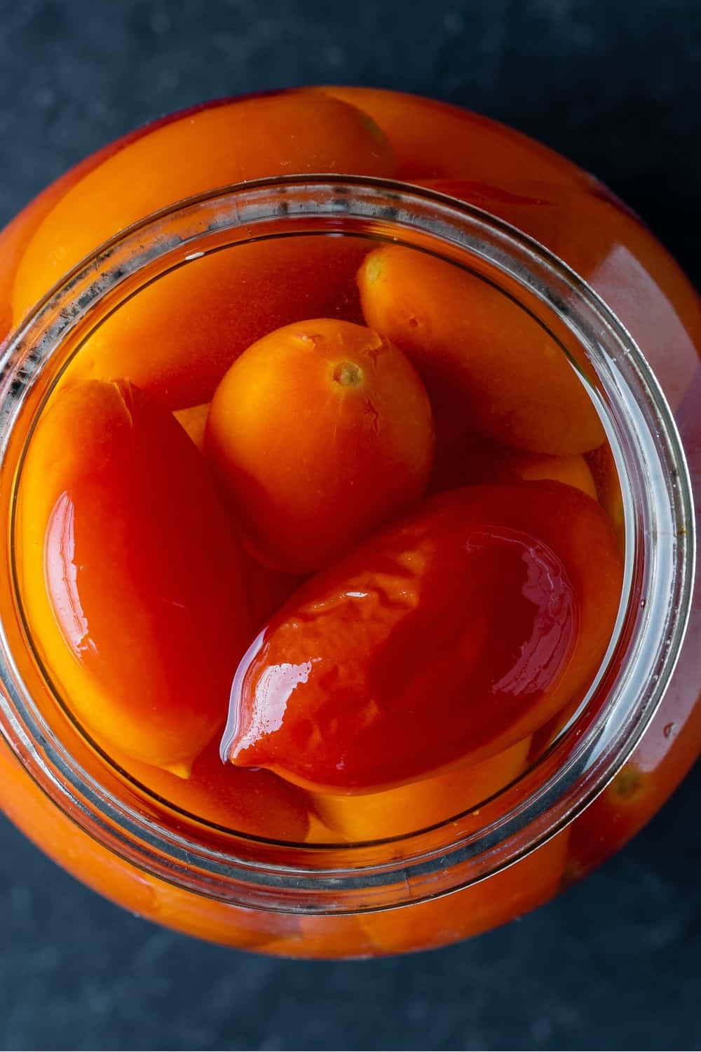 Tomates en conserva en un tarro de cristal