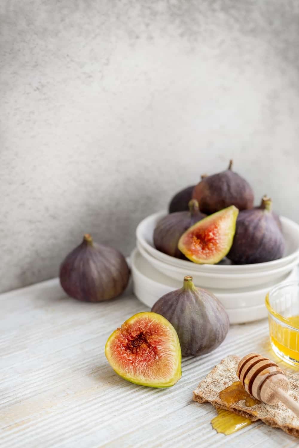 Ganze und halbierte Feigen zum Frühstück