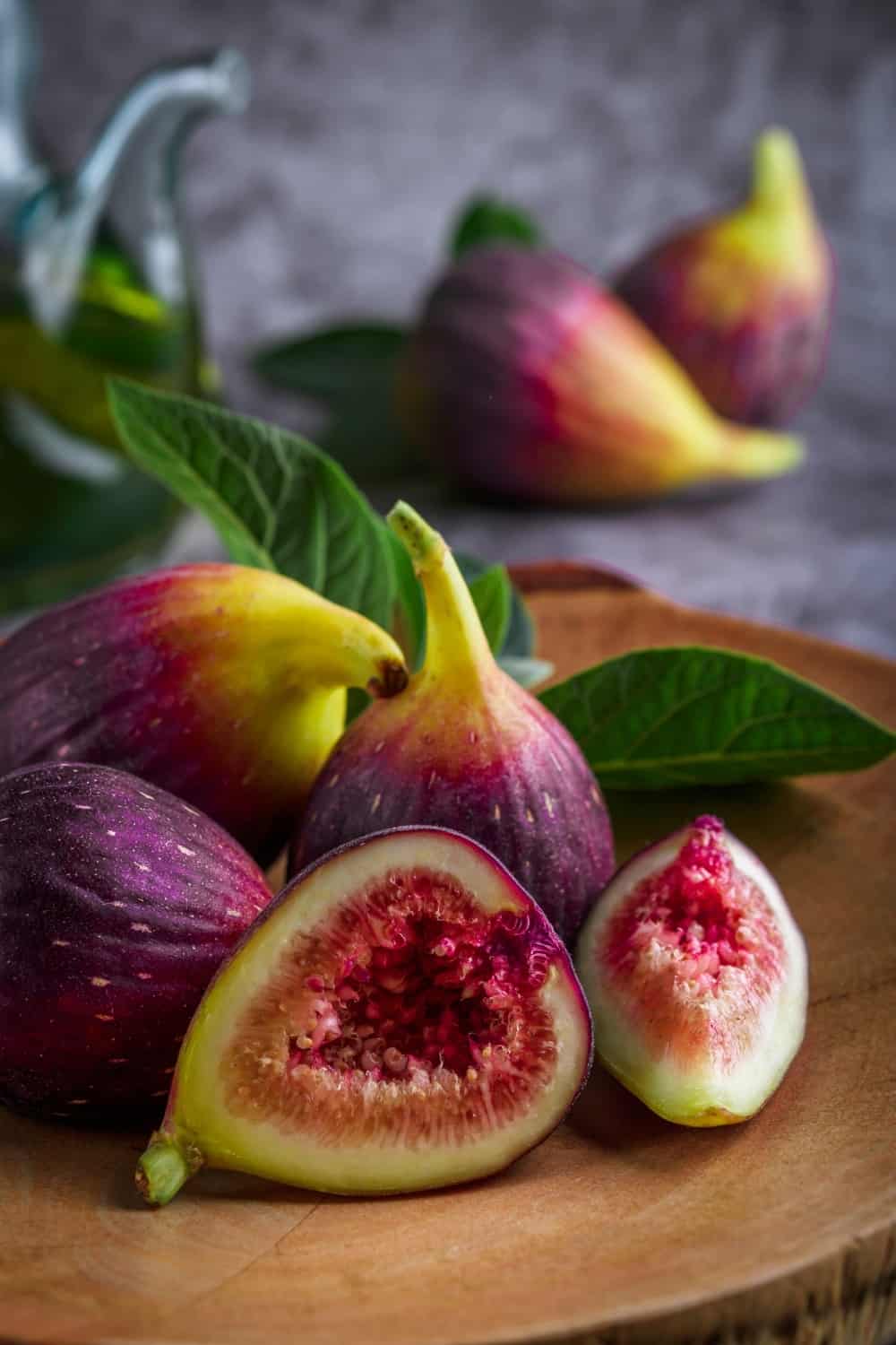 Figues fraîches et mûres sur une table sombre