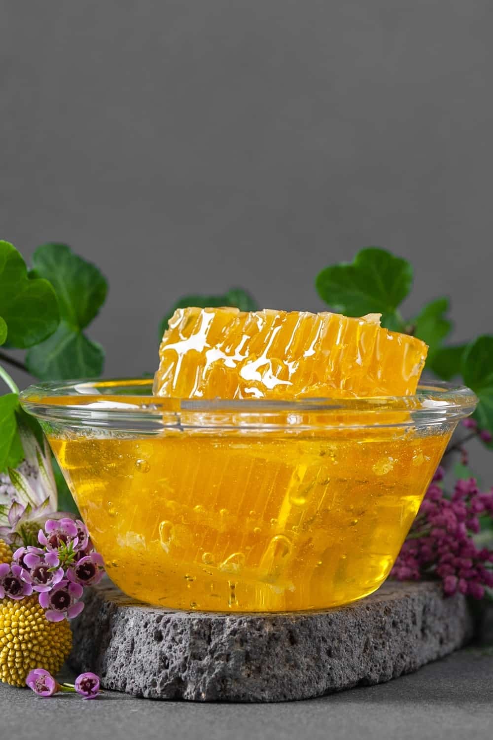 Bienenwaben und Blütenhonig mit Wildblumen