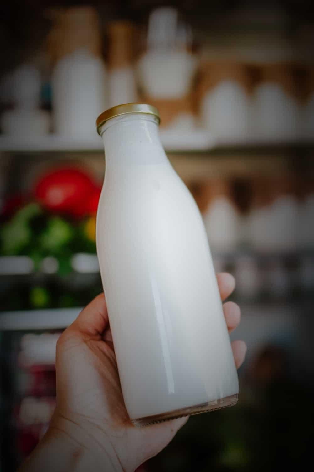 Crème aigre dans une bouteille en verre