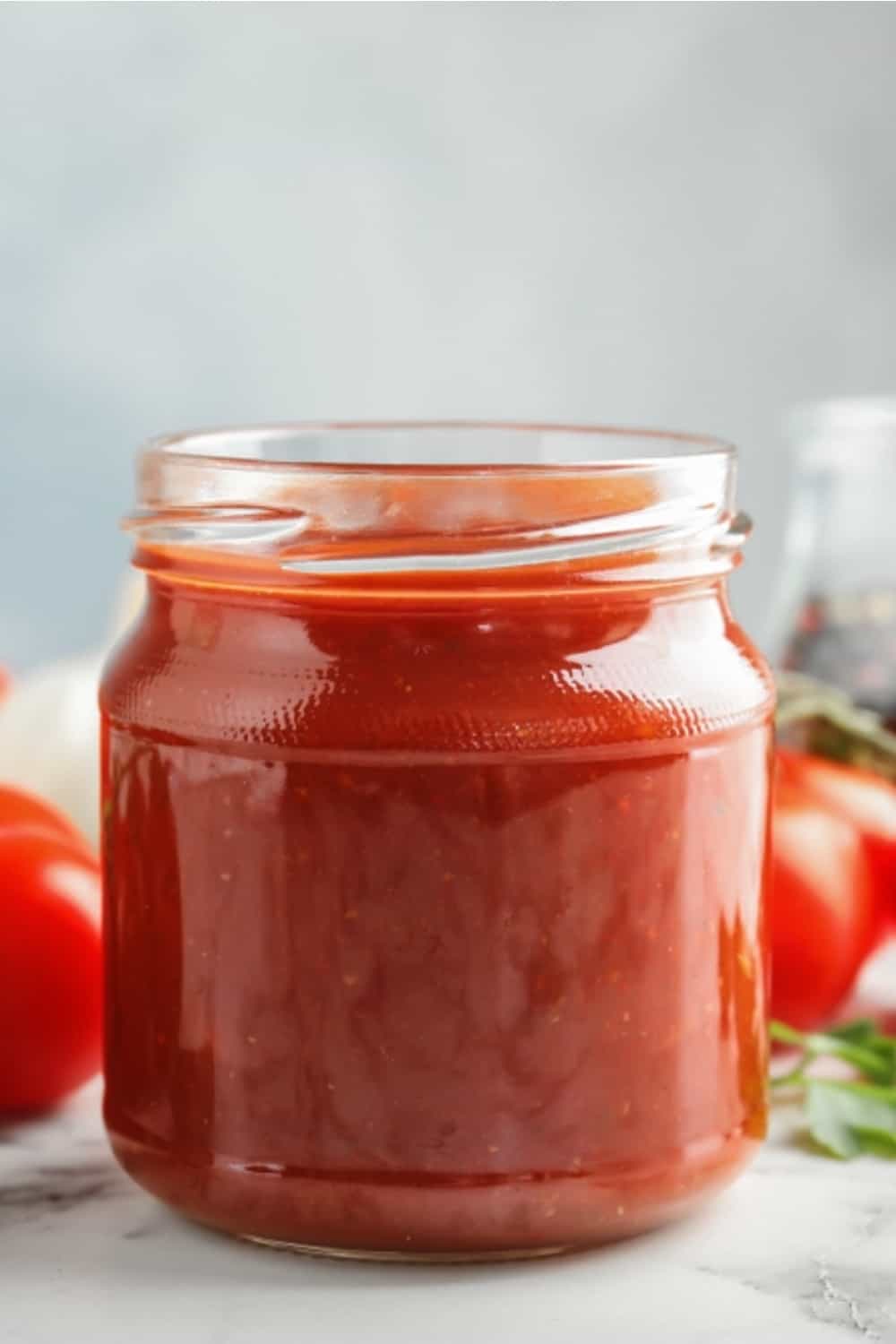 Pasta de tomate en un galón sobre la mesa