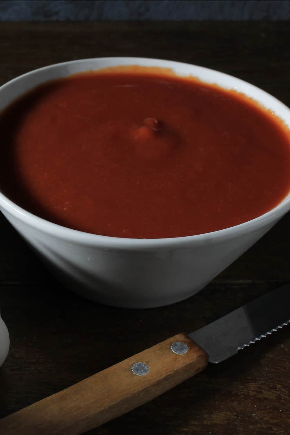 Puré de tomate numa tigela branca