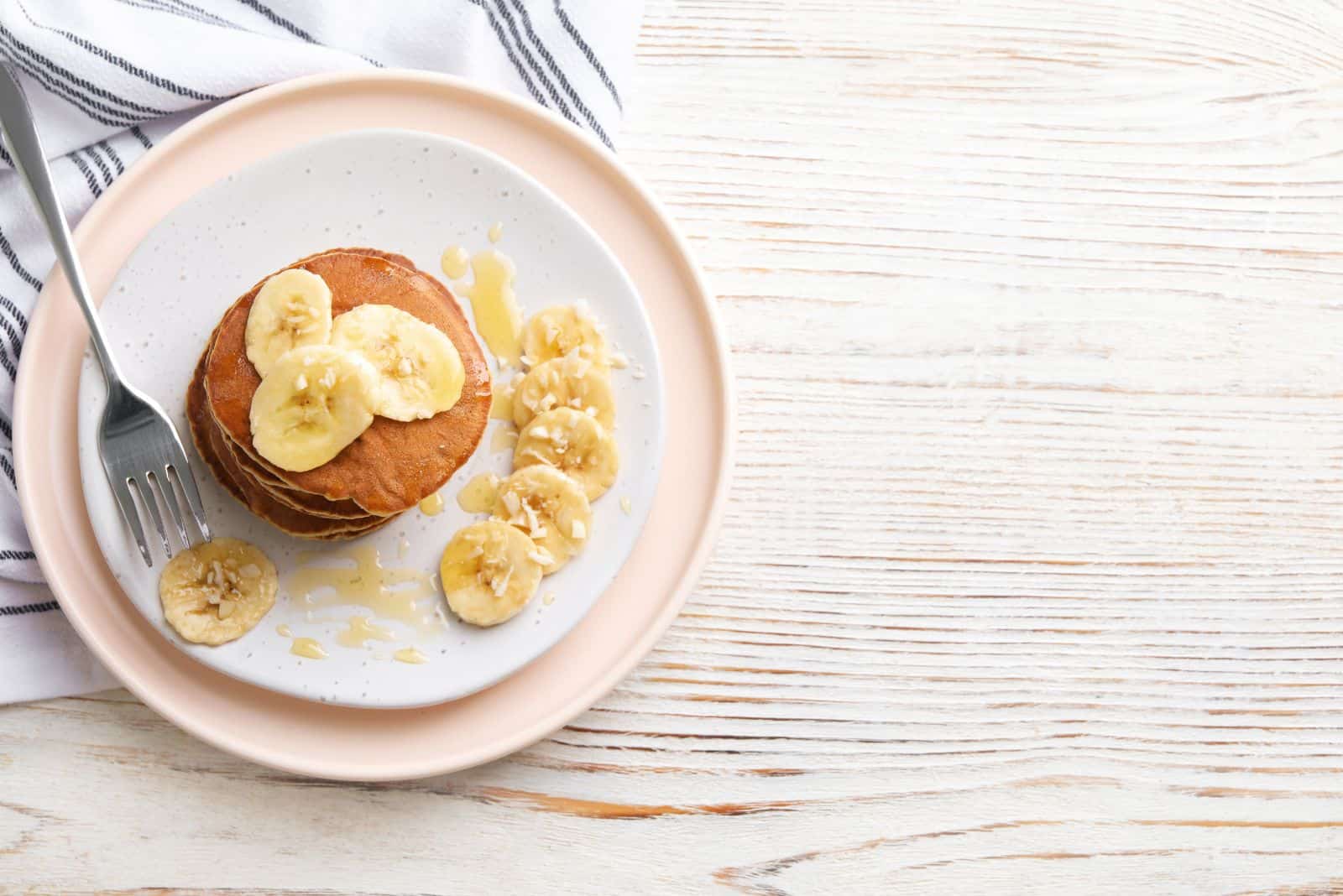 pancake alla banana su un piatto