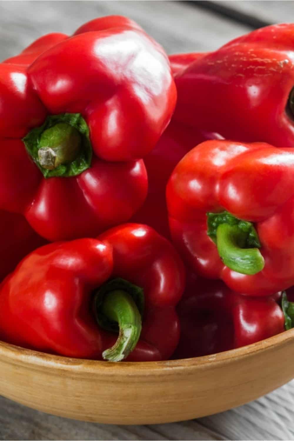 pimientos rojos en un cuenco de madera