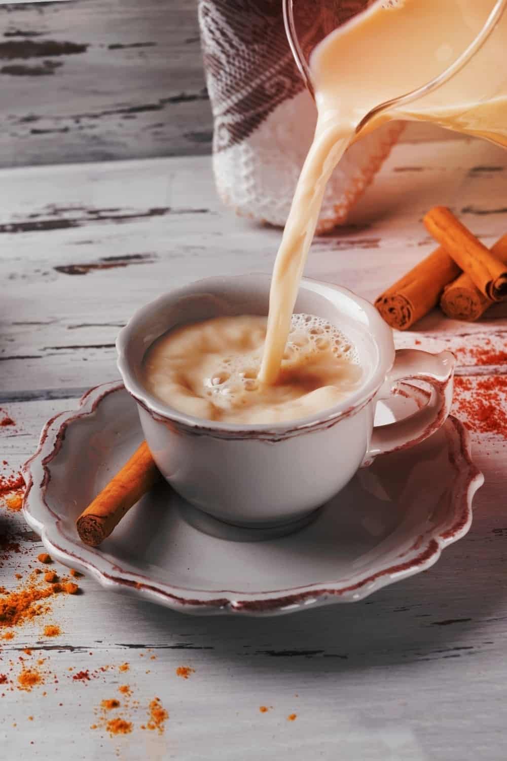 tè masala chai tradizionale indiano versato su una bella tazza