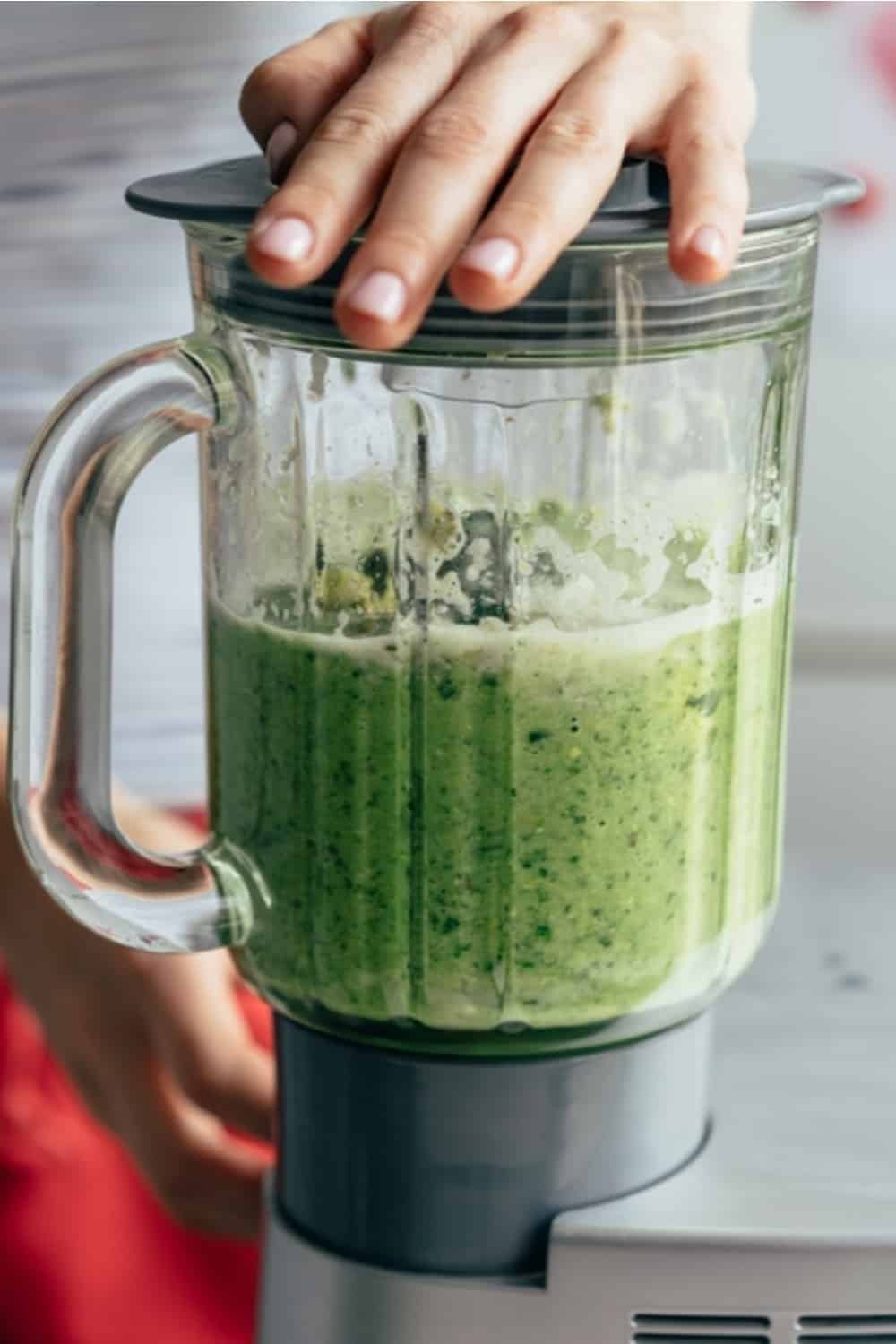 mujer licuando un batido