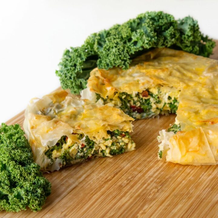 Tourte au poulet, au chou frisé et aux champignons