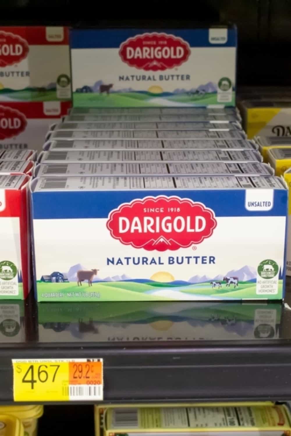 varios paquetes de mantequilla Darigold, expuestos en un supermercado local