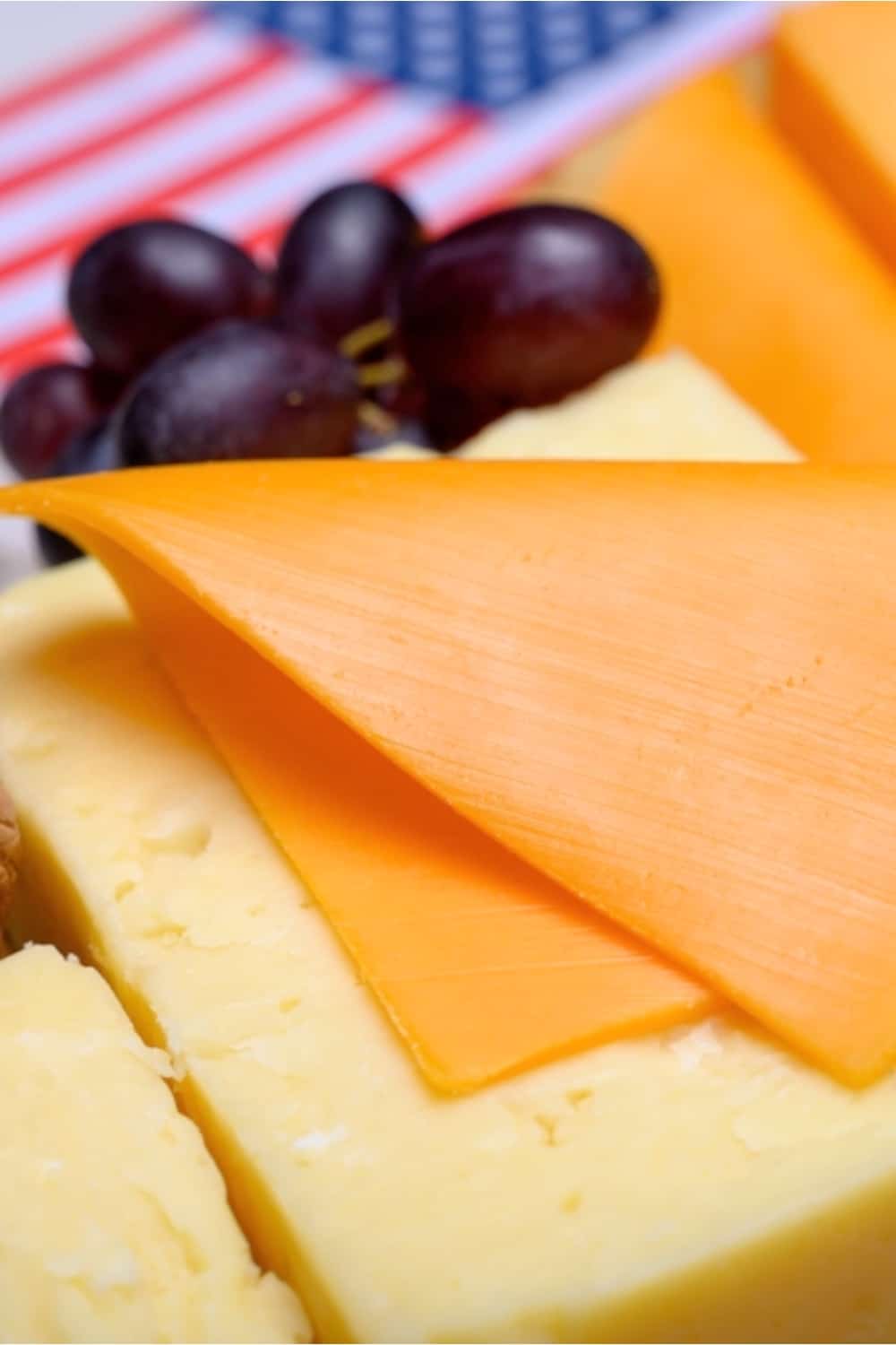 weißer und gelber amerikanischer Käse mit Trauben