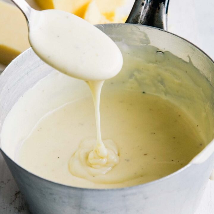 femme avec une cuillerée de mélange de concentré de roux au fromage