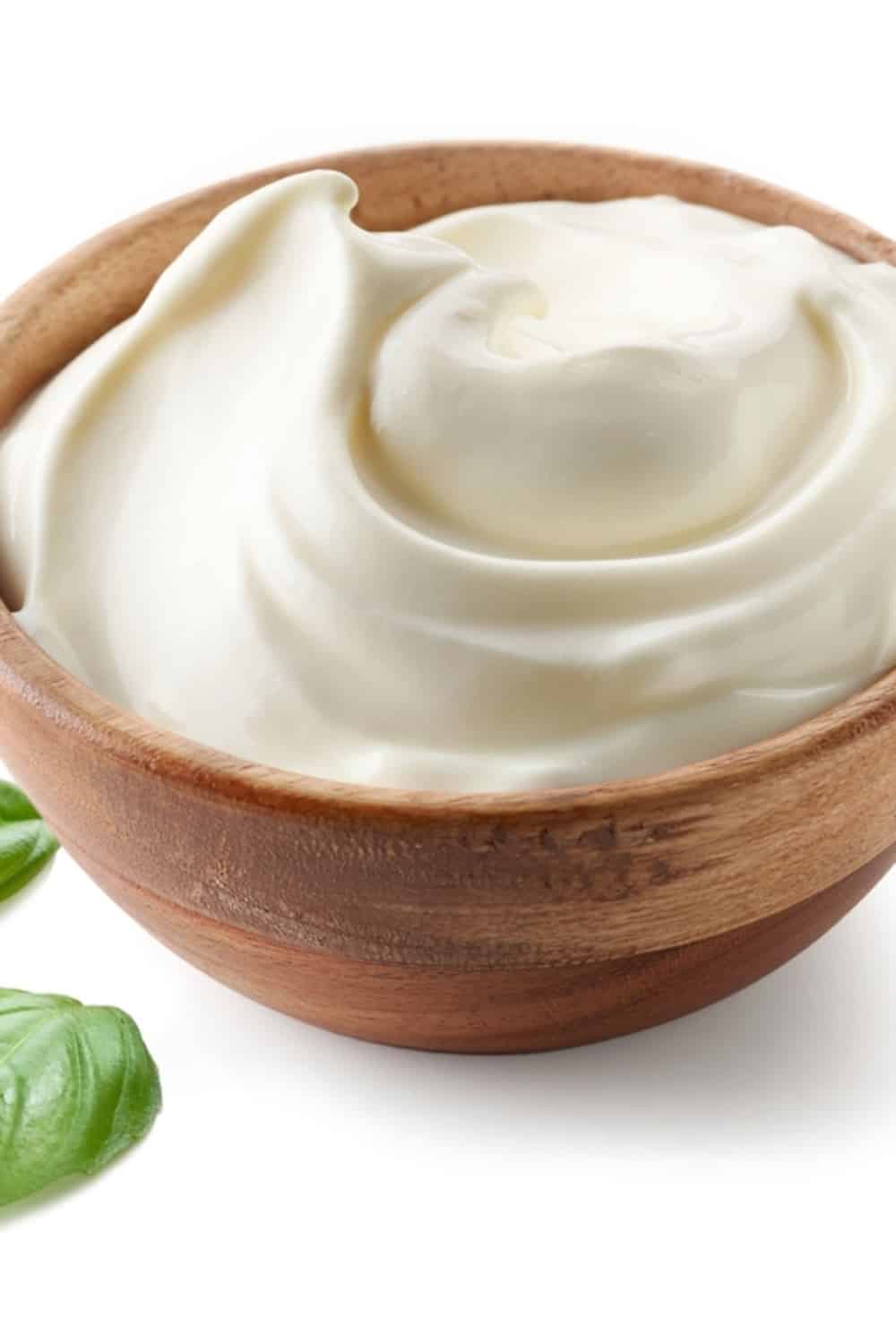 yogur en un cuenco de madera