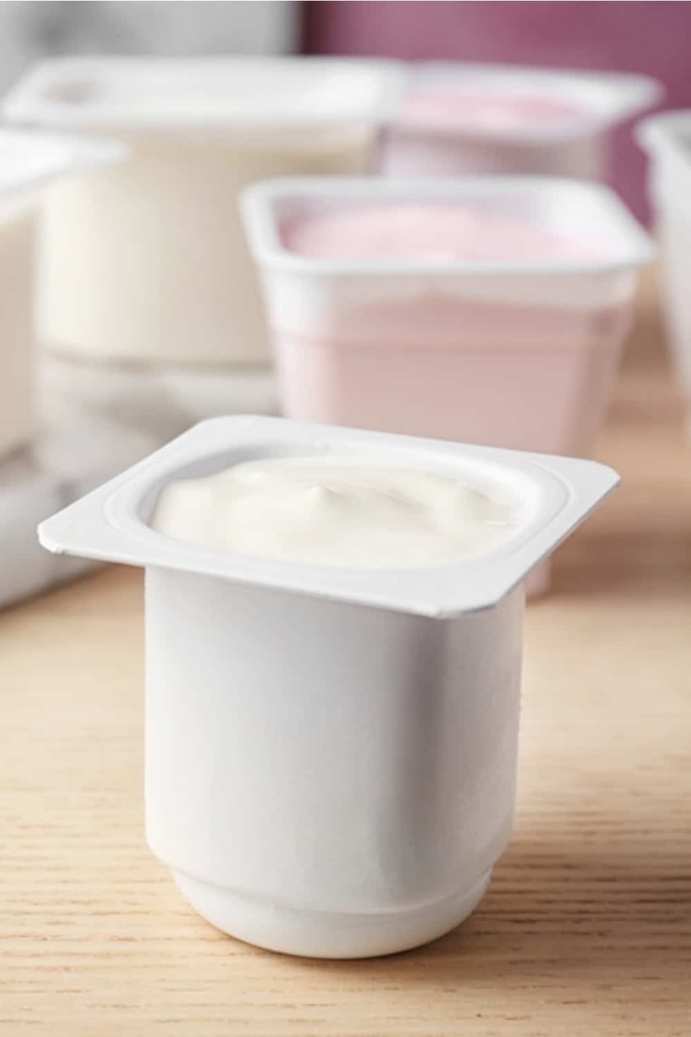yogur en vasos de plástico