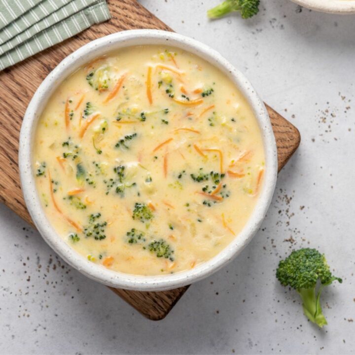 Sopa cremosa de queso cheddar