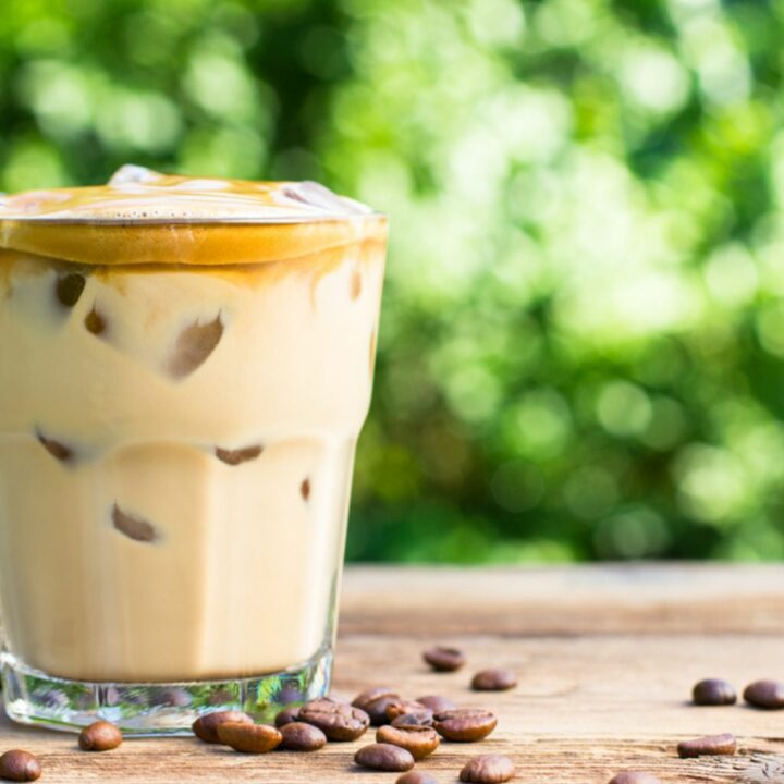 Latte glacé au caramel Dunkin dans un verre