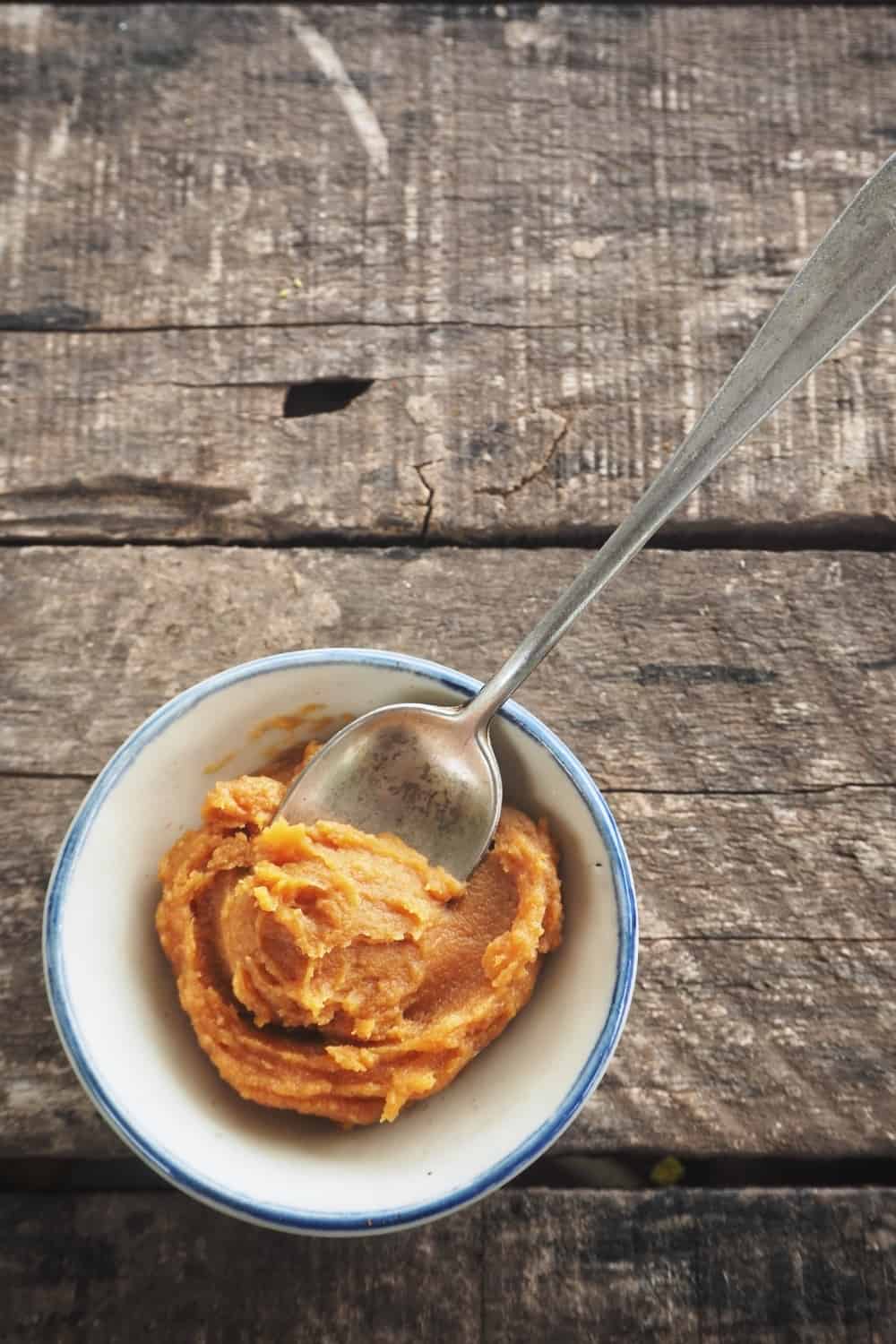 Pasta de miso sobre fondo de madera