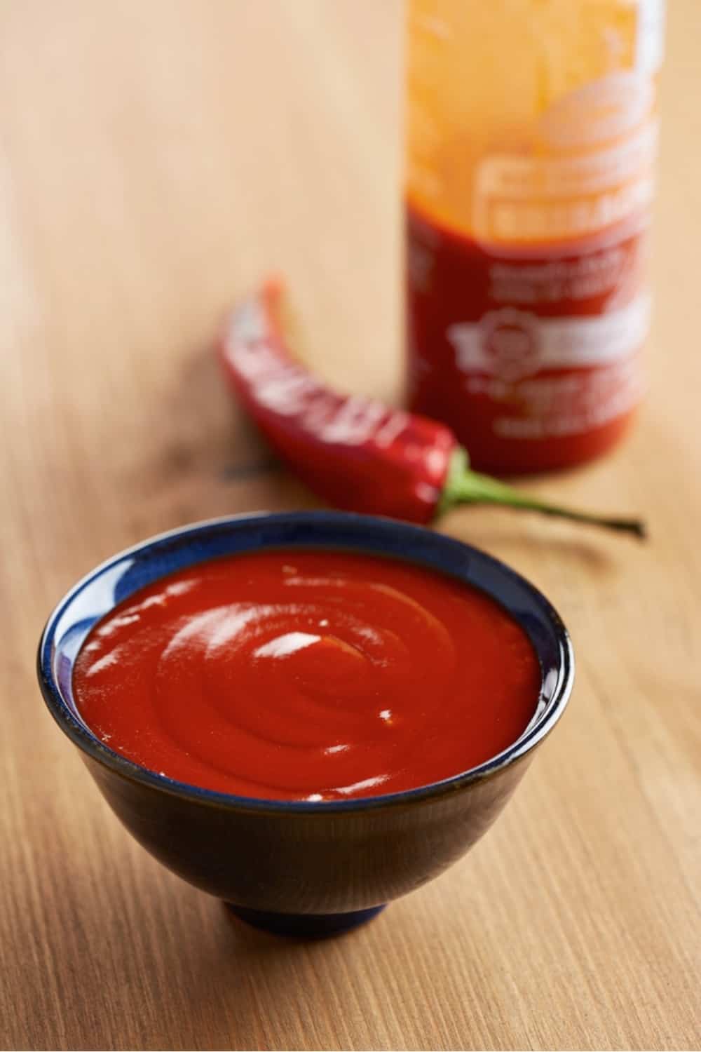 salsa sriracha en un bol