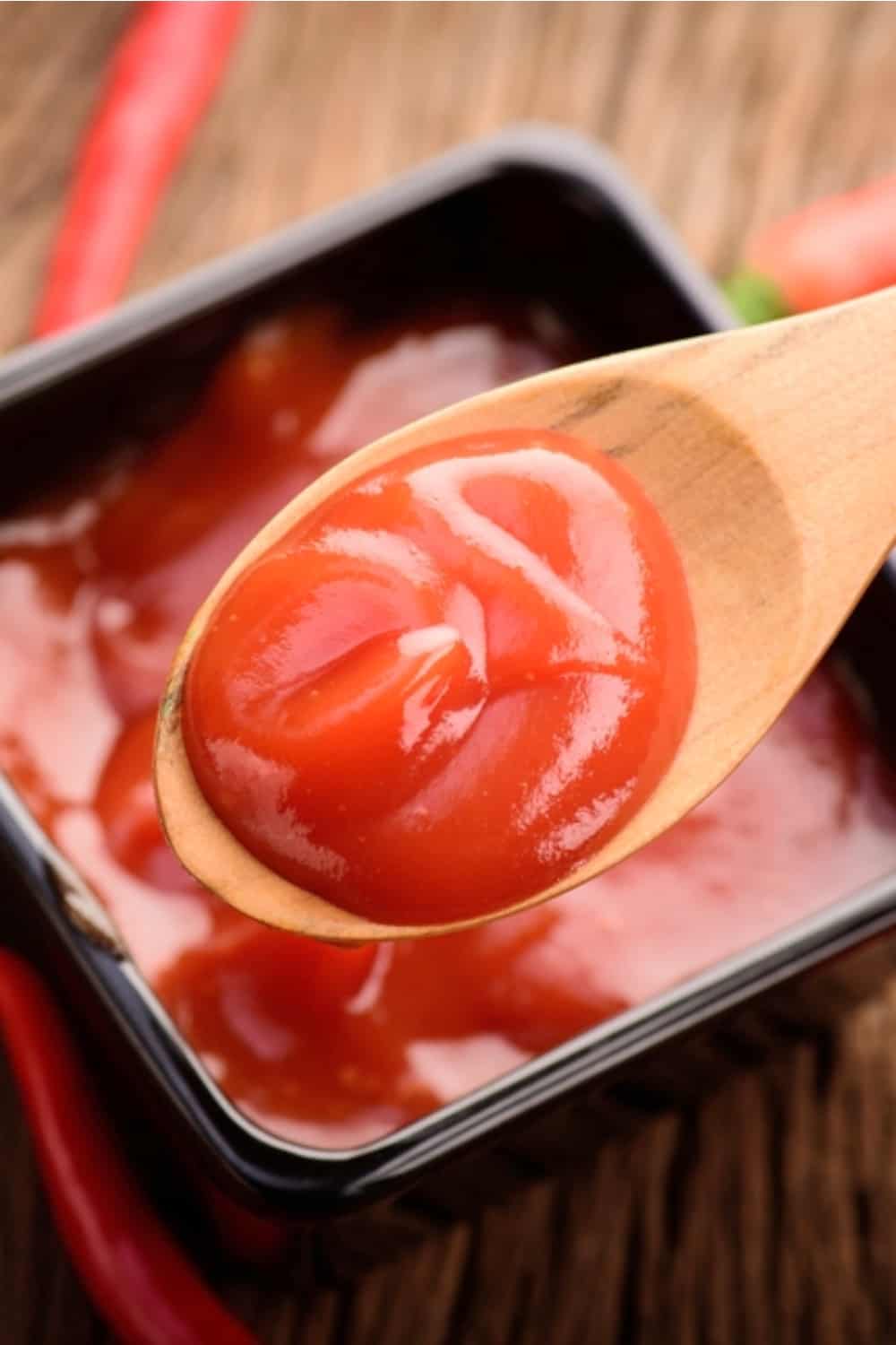 Sriracha-Sauce mit einem Löffel