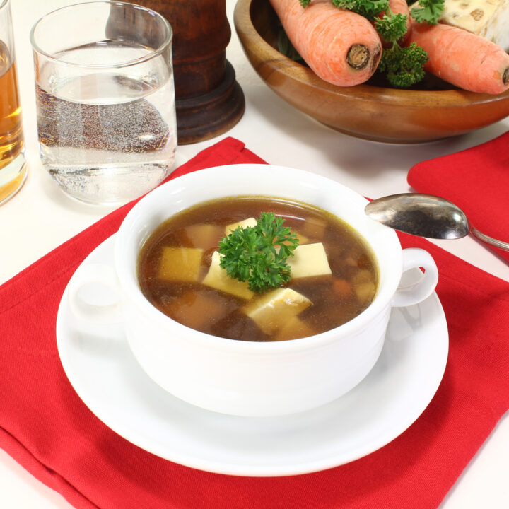 Hausgemachte Rindfleisch Consomme Rezept