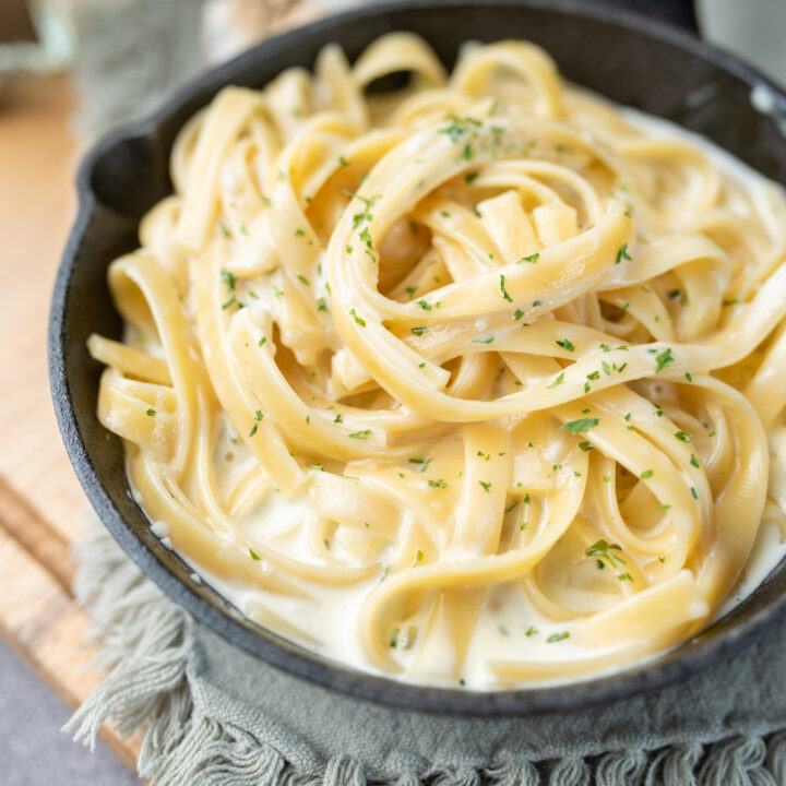 Pasta con crema agria y cebolla