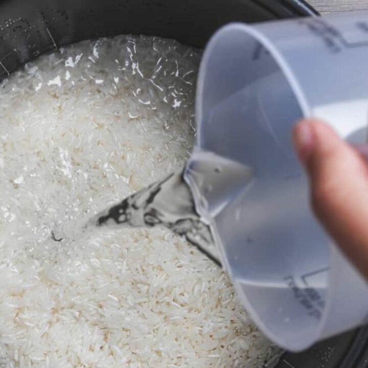 verter agua en un cuenco con arroz