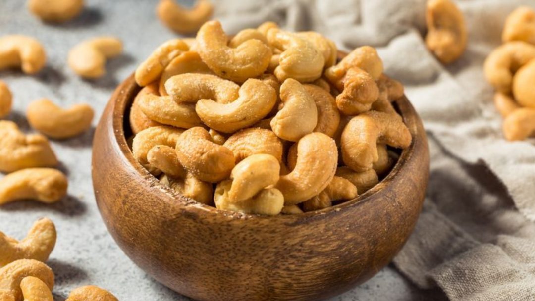 12 Surprising Benefits Of Eating Cashews Daily