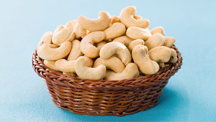 14 Surprising Benefits Of Eating Cashews Daily