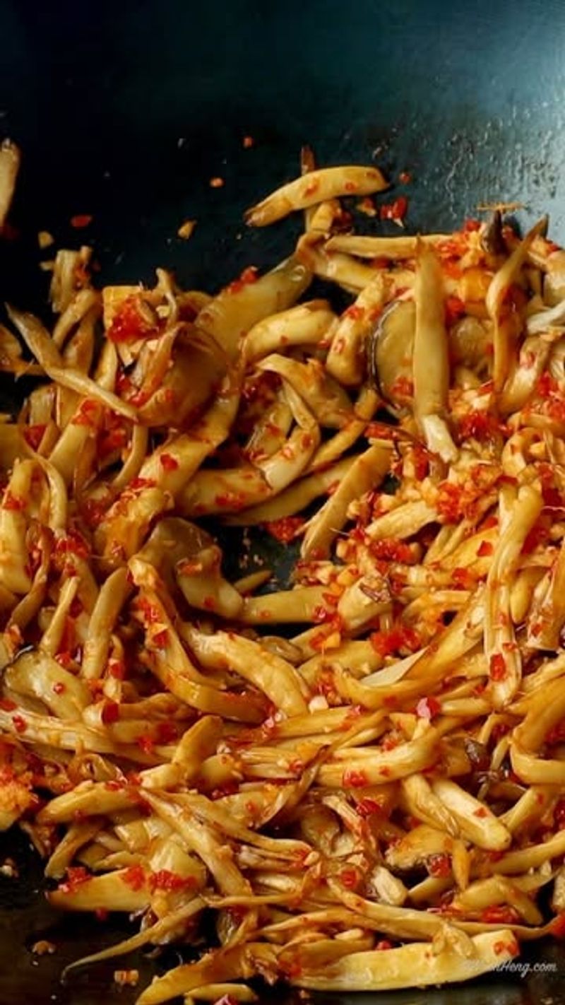 Chili Oil from Chili Scraps