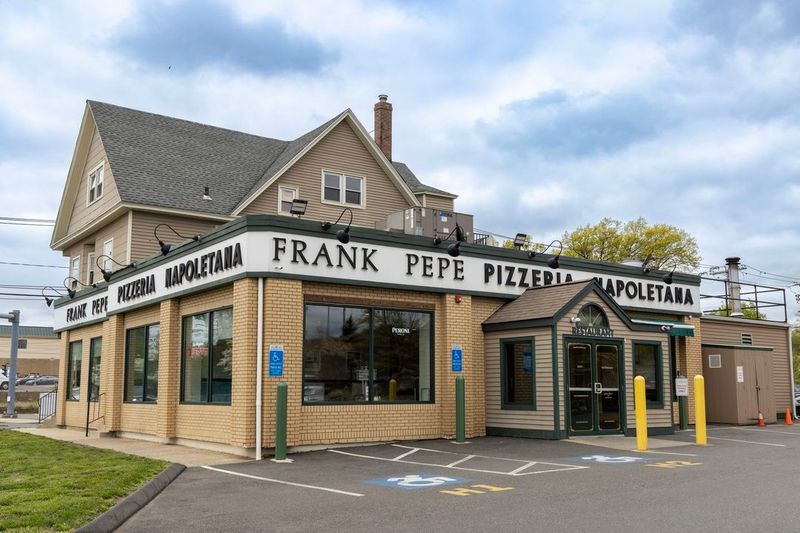 Connecticut: Frank Pepe Pizzeria Napoletana