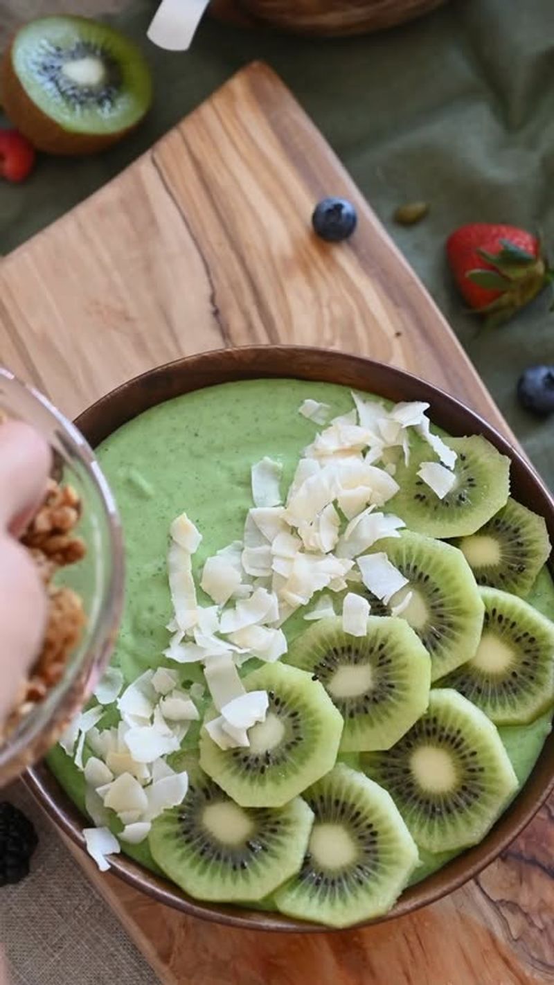 Pineapple Kiwi Smoothie Bowl