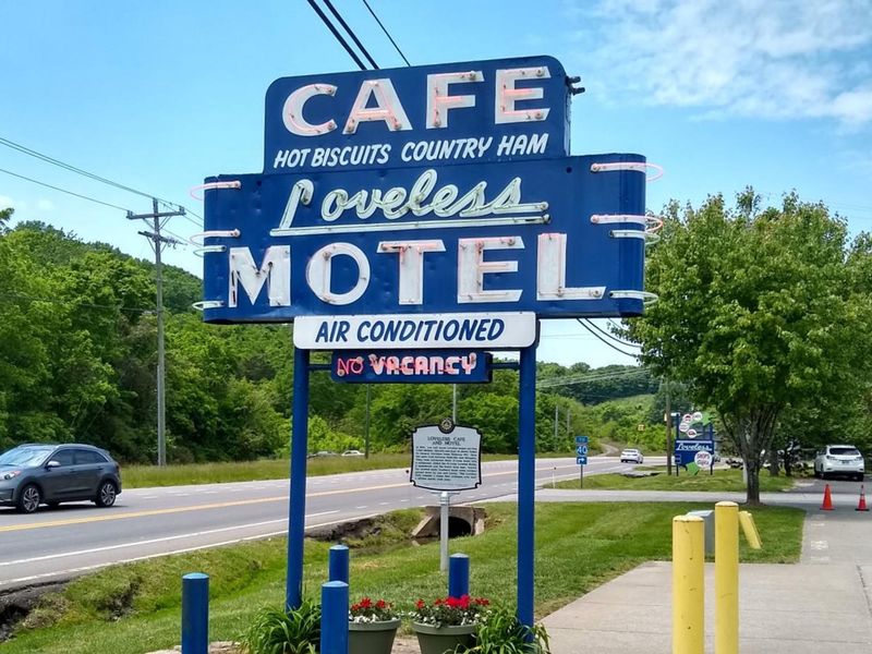 Tennessee: Loveless Cafe