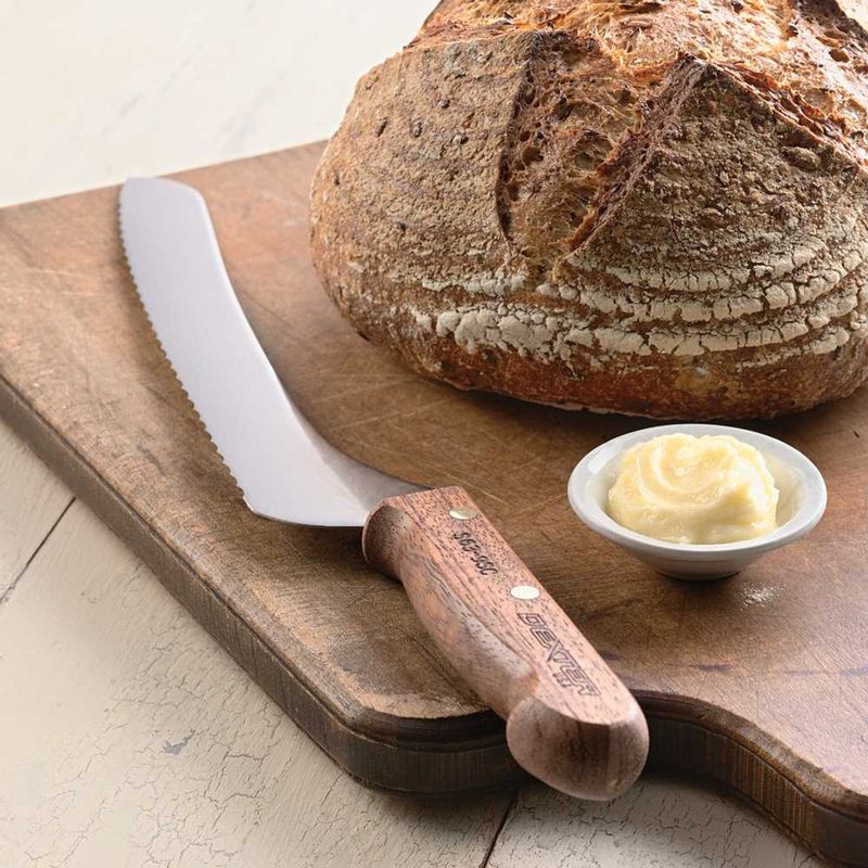 Use A Serrated Knife For Cutting Soft Breads & Cakes