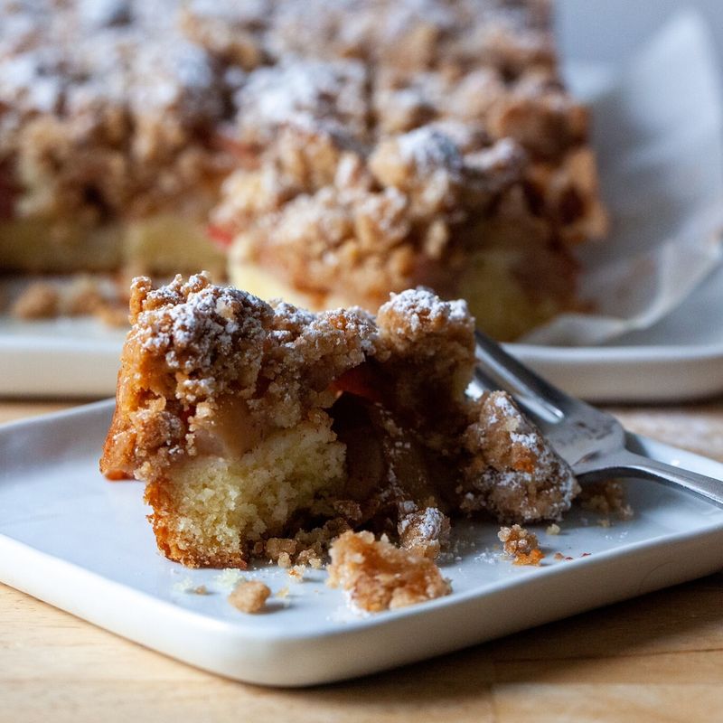 Apple Cinnamon Crumble Cake