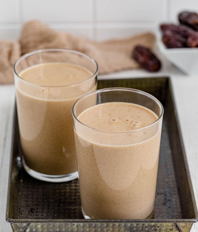 Smoothie With Yogurt, Almonds & Dates