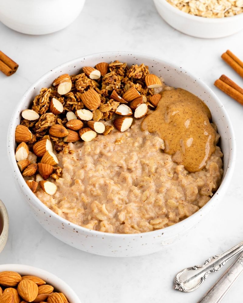 Oatmeal With Cinnamon, Dates & Almonds