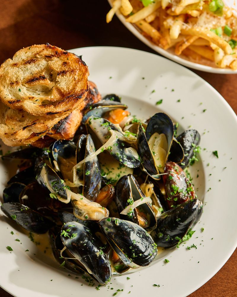 Connecticut: Steamed Mussels In White Wine