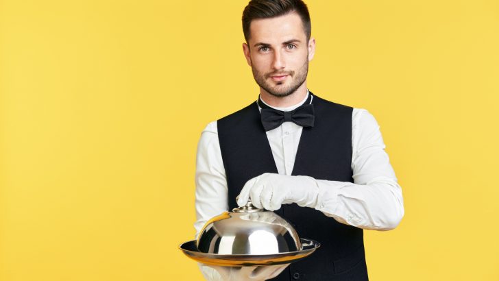 14 Common Ways People Waste Their Money At Restaurants