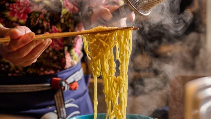 35 Different Dining Customs From Around The Globe