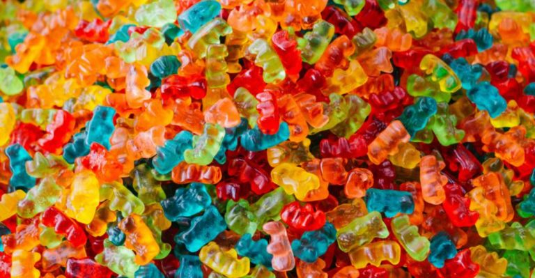 8 Tooth-Friendly Foods And 8 That’ll Wreck Your Smile