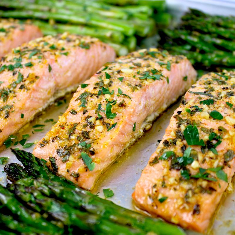 Baked Salmon With Asparagus And Lemon