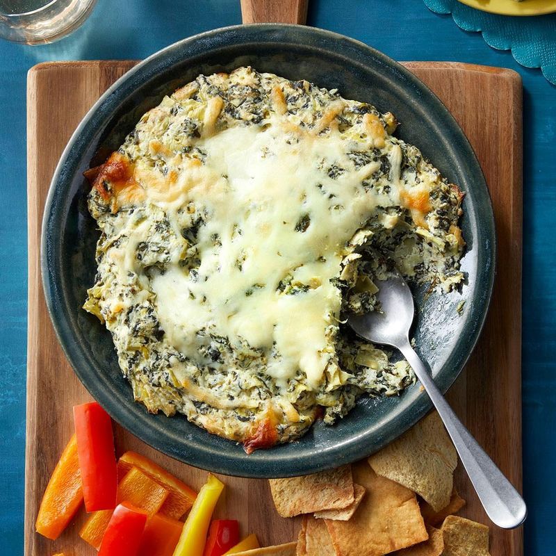 Spinach and Artichoke Dip With Crackers