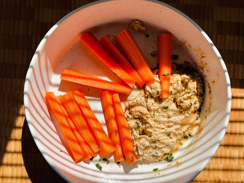 Hummus With Carrot Sticks