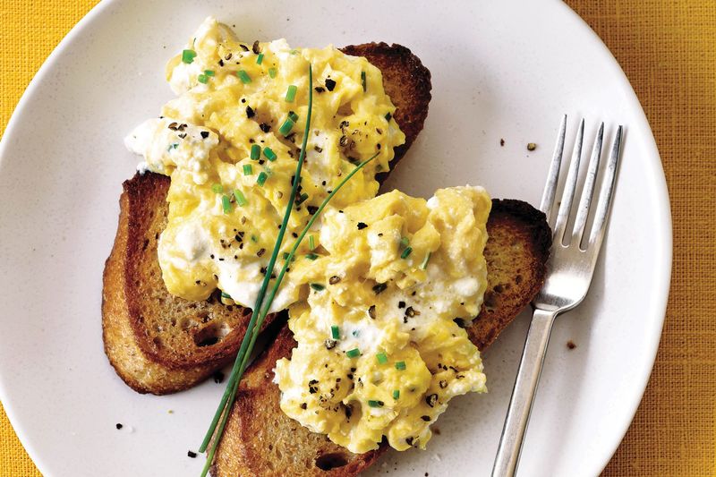 Soft Scrambled Eggs With Chives And Toast
