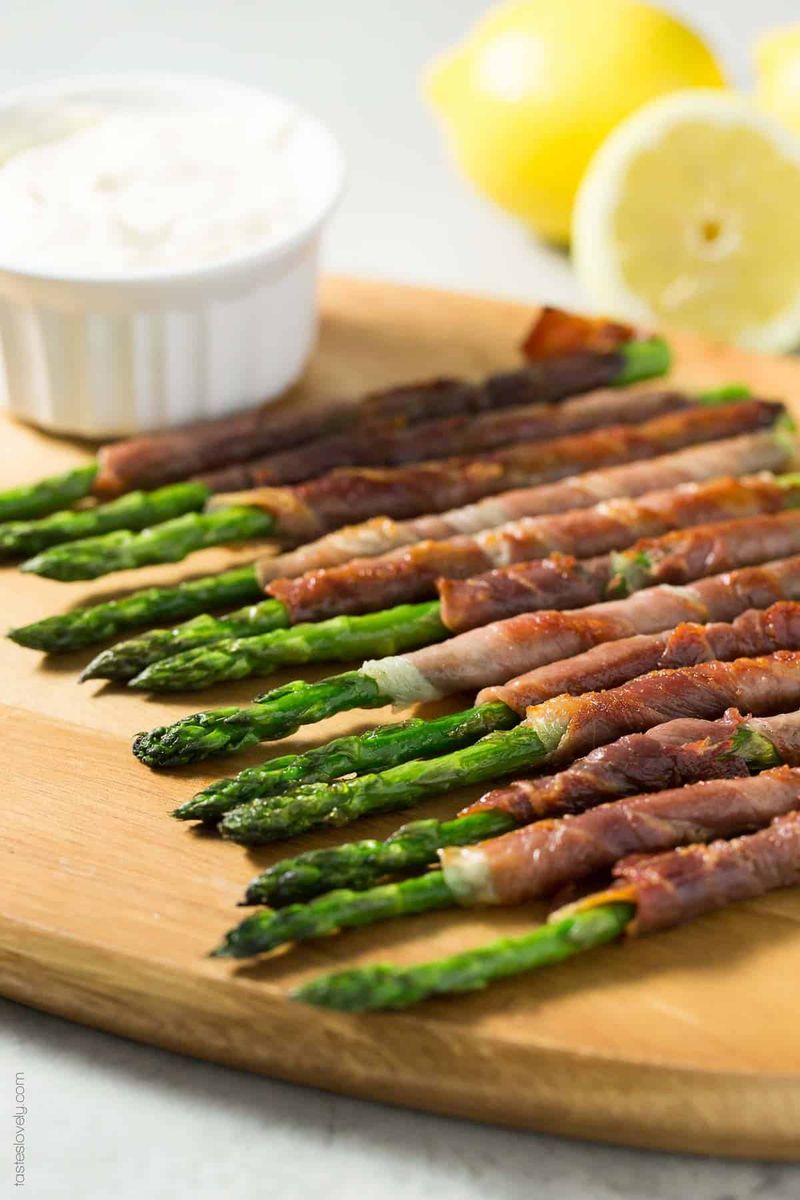 Prosciutto-Wrapped Asparagus With Garlic Aioli