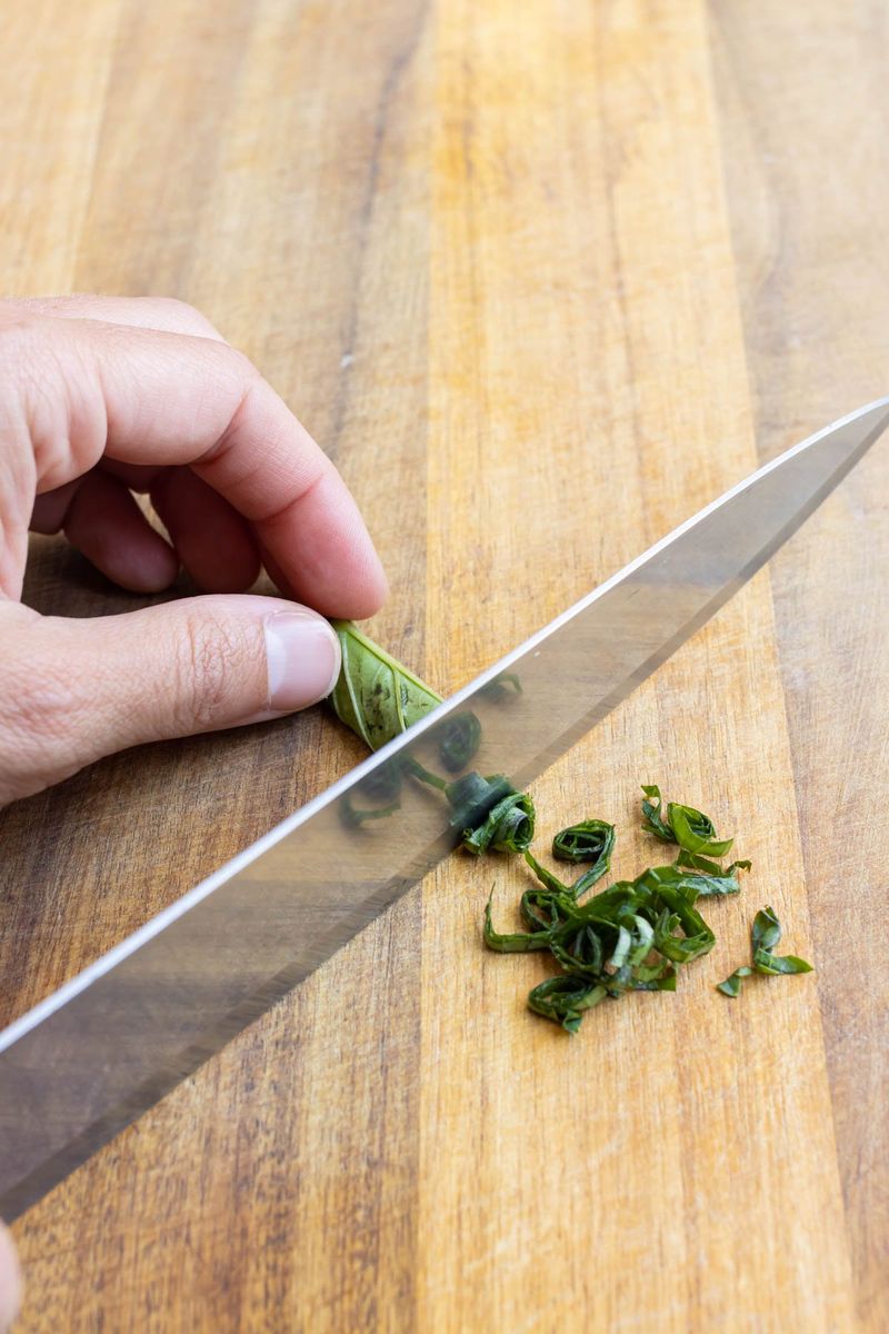 Herbs: Chiffonade Champion