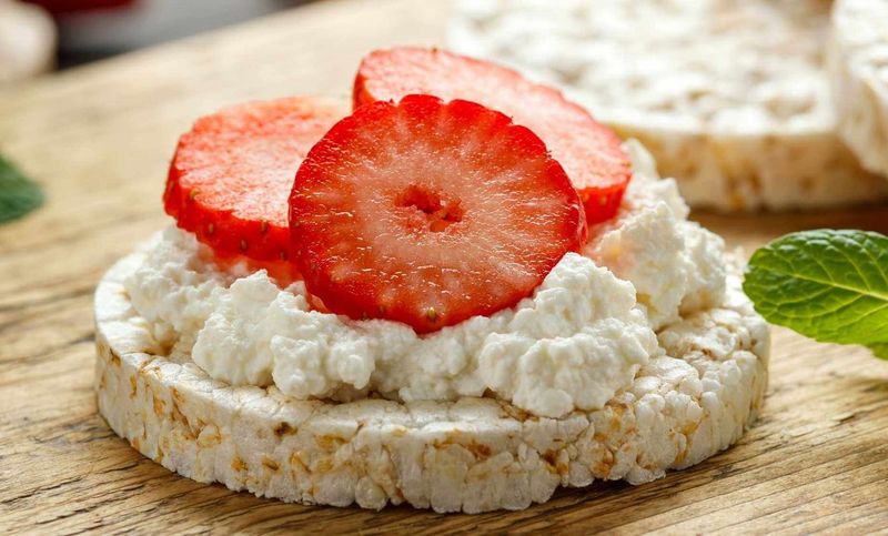 Rice Cakes With Cream Cheese And Strawberries
