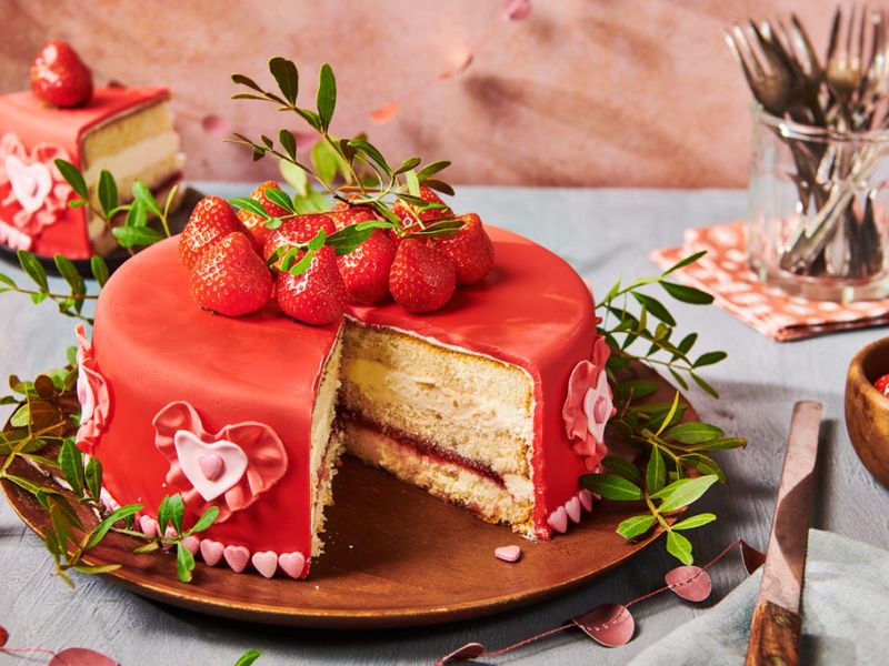 Fondant-Covered Cakes: Edible Plasticware