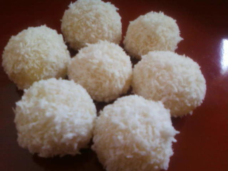 Coconut Snowball Cake Pops