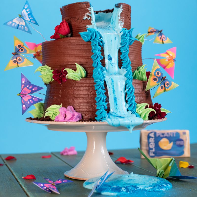 Tsunami Cakes' Mesmerizing Pour